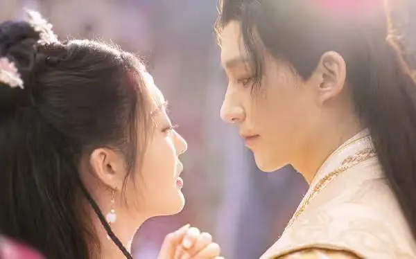 甜宠来袭！《医见钟情，奈何陛下偏要宠我》：腹黑皇帝爱上天才医女！